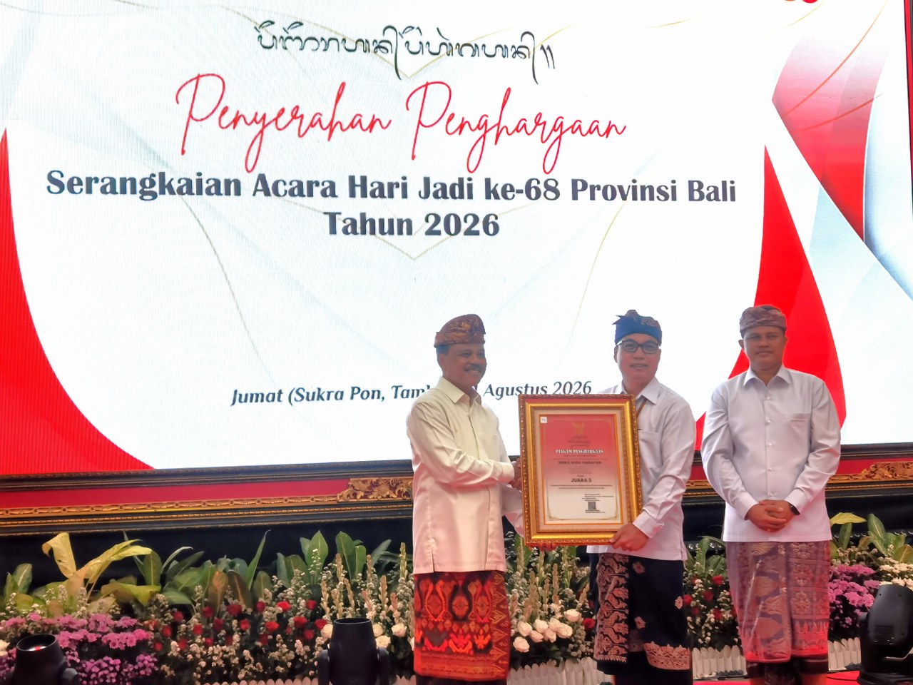 Penyerahan Penghargaan (1)