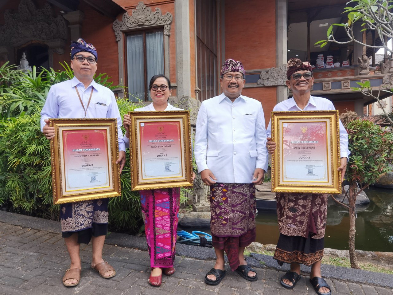 Penyerahan Penghargaan (2)
