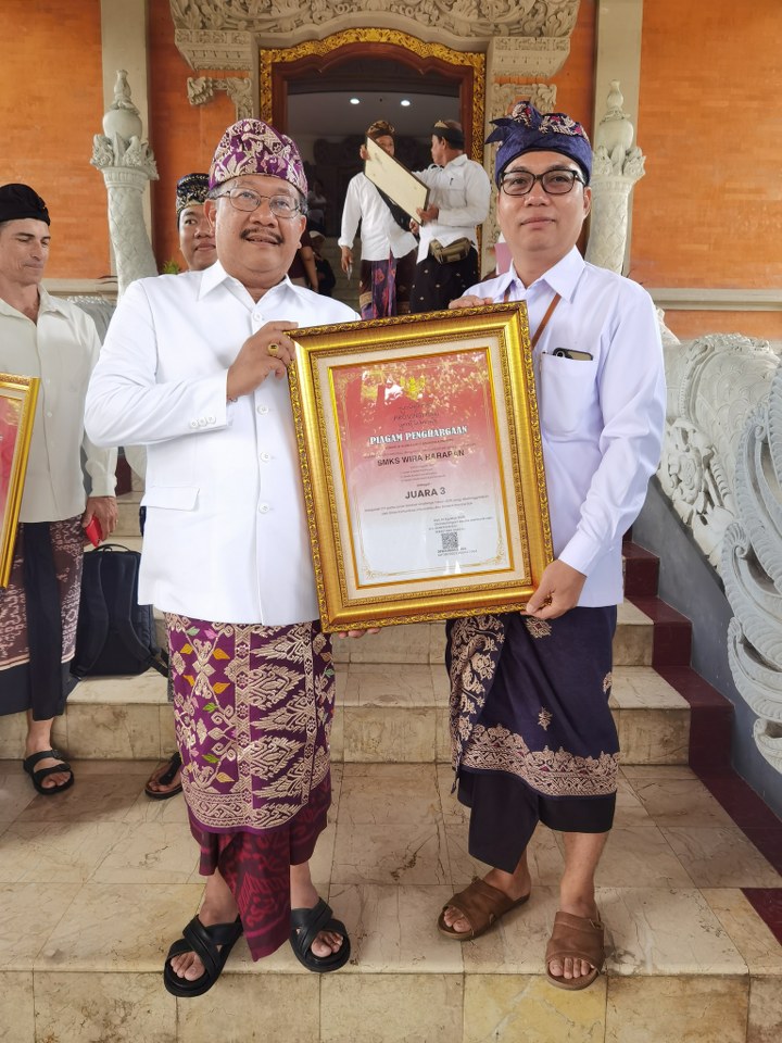 Penyerahan Penghargaan (3)
